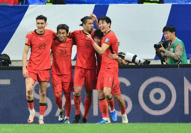 争议!张玉宁当选新国足第一队长,外界议论纷纷,资历效率不出众|中国男足|邵佳一|吴曦|郑智|蒿俊闵_新浪体育_新浪新闻